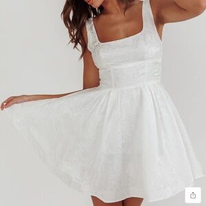 Elegant White Sleeveless Dress